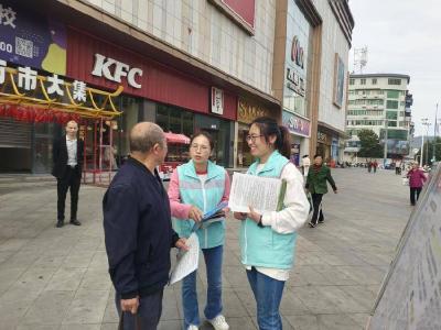 县民政局开展重阳节普法活动