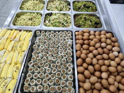 九集中学：学校食堂为运动会“加油”