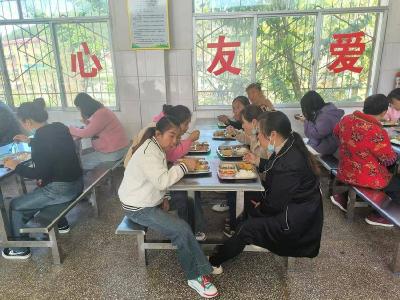 薛坪中心小学：“餐”与食堂服务监督　“食”刻守护学生健康