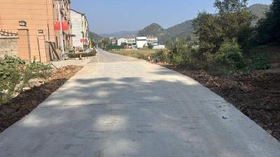 ​东巩镇：人大代表助推修路暖民心