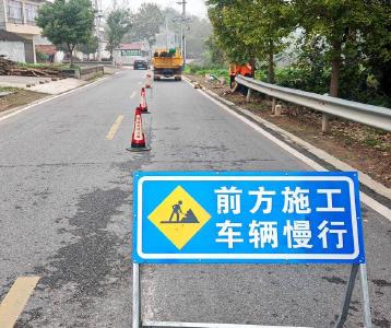护好农村公路防护栏　系牢群众出行“安全带”
