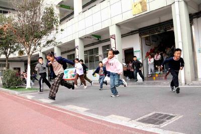 县实验小学：常态化消防演练为师生撑起“保护伞”