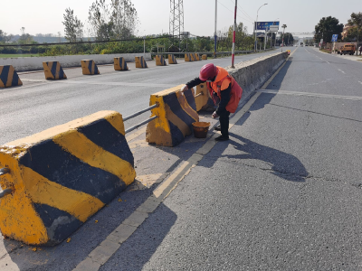 ​公路设施穿“新衣” 　群众出行更安全
