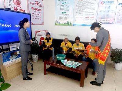 电信“爱心翼站”情暖环卫工人