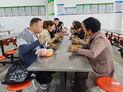 ​胡营中学：阳光行动，营造温馨“食”光