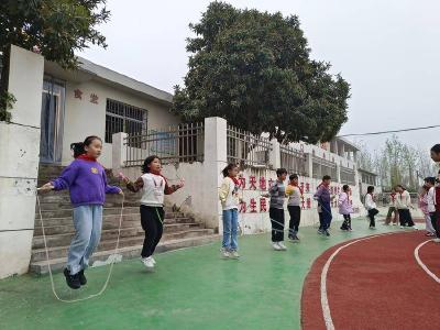 临沮小学：萌娃赛场展活力　阳光体育润童心