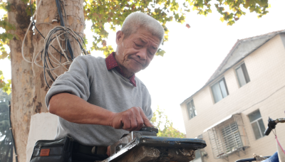 襄阳南漳：七旬老人坚守磨刀老手艺