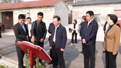 胡勇到我县调研共同缔造、乡村振兴等工作时强调，用增收致富的“金钥匙”打开群众的“幸福门”