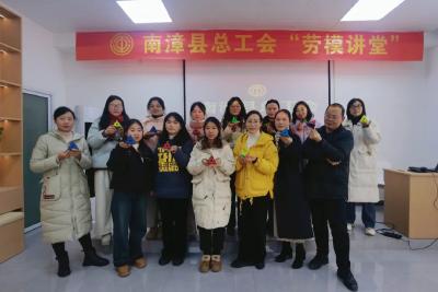 ​探索益智魔方　增进职工友谊