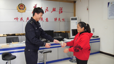 民警神速破案解民忧　群众送上锦旗表谢意