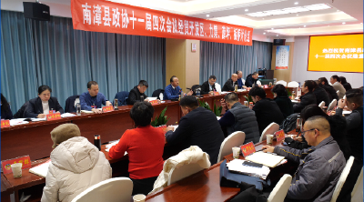 政协委员开展分组讨论  