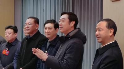 罗兴斌等县领导看望出席政协南漳县第十一届委员会第四次会议的政协委员 