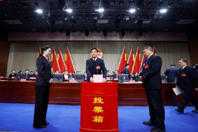 南漳县第十九届人民代表大会第四次会议举行第三次全体会议