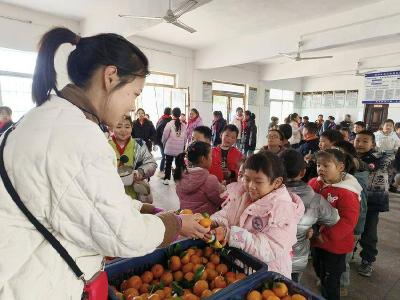 ​临沮小学：分发爱心水果　助力健康成长