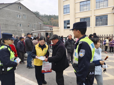 ​肖堰镇：警民携手“护学岗” 　禁毒防艾齐宣讲