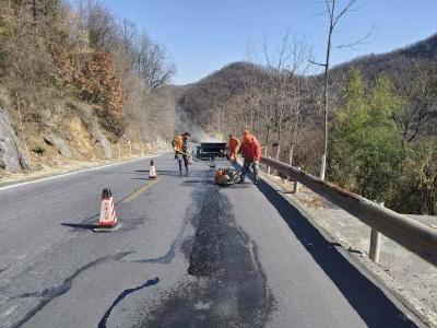 县公路中心修补路面坑槽全力做好“春运”保畅工作