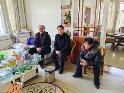 县农技中心走访慰问退休干部职工