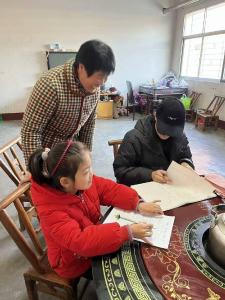龙门完小开展关爱留守儿童暖冬活动