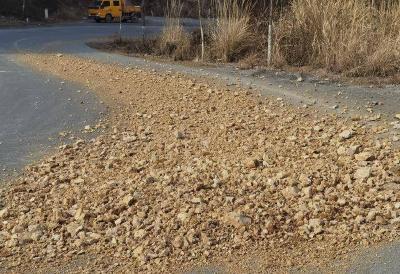 县公路中心：快速反应清碎石 争分夺秒护路安