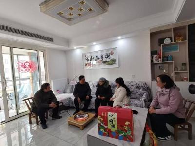 我县开展春节“代侨探亲”走访慰问活动