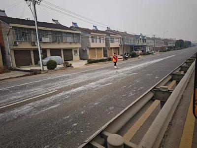 县公路中心及时清除路面抛洒物保安畅