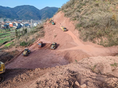 ​肖堰镇：绕镇公路建设忙 齐心协力谱新章