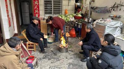 县发改局走访慰问困难党员
