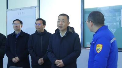 陈栋大年初一走访在产重点企业并慰问一线工人