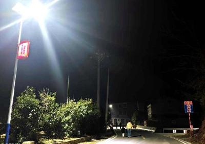 ​长坪镇：安装路灯便民行 服务民生暖人心
