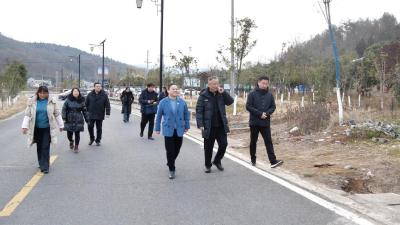 武汉纺织大学领导到我县开展走访慰问工作  