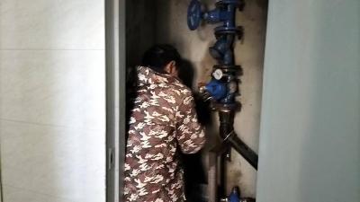 县水镜供水公司：供水管道“微改造” 化解居民“烦心事”