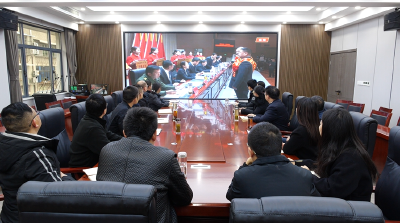 我县社会各界收听收看全县“新春第一会”直播实况