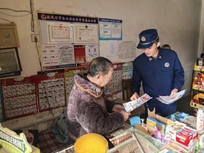 南漳消防走进沿街商铺普及消防安全知识