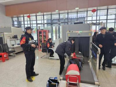 南漳铁警：默默坚守筑防线　元宵佳节护团圆