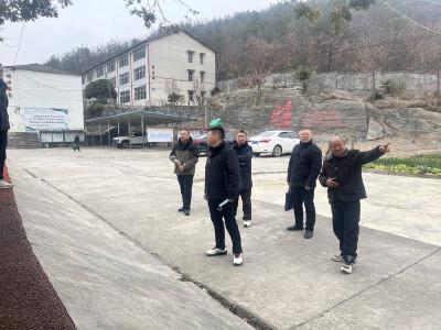 县教育局调研指导板桥镇春季开学工作