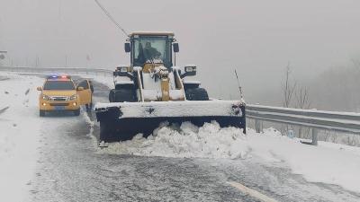 县公路中心：春节坚守不离岗 清雪除冰保畅通