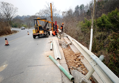 ​县公路中心：及时修复受损钢护栏 筑牢“安全墙”