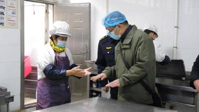 县市场监管局：严把食品安全关 守护开学“第一餐”
