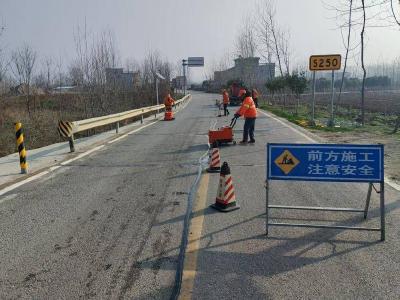县公路中心：灌缝“疗伤”保畅通