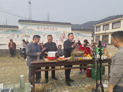 ​东巩镇：直播带货促增收