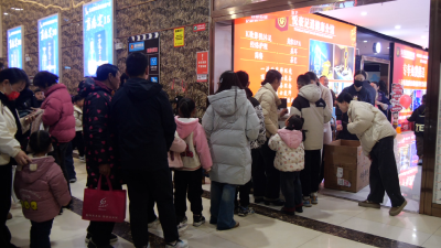 银幕传温情 爱心伴成长  