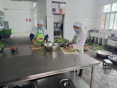 ​双坪中学：明厨亮灶护食安 净水暖浴有温度