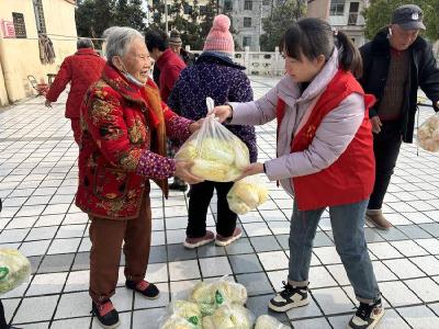 凤凰山社区：暖心白菜进社区　传递温情献爱心