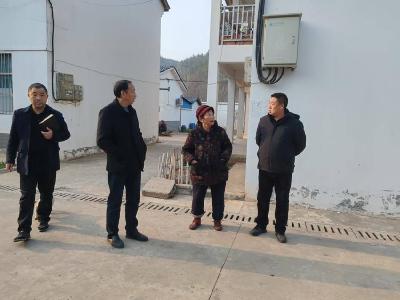 东巩镇人大代表走访调研营造和谐稳定社会环境