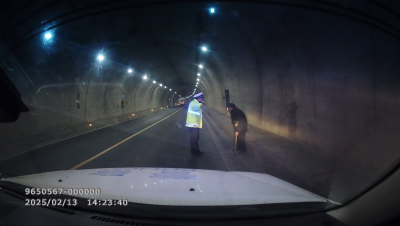 老人误入高速　民警火速救援  