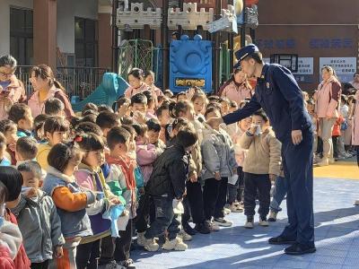 消防进校园 安全伴“童”行