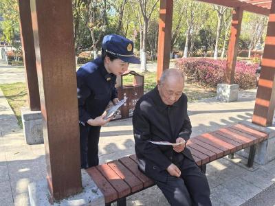 消防知识进公园 筑牢安全“防火墙”