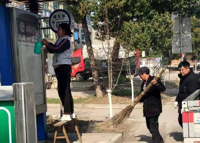 县道路运输服务中心为农村客运候车亭“美容”