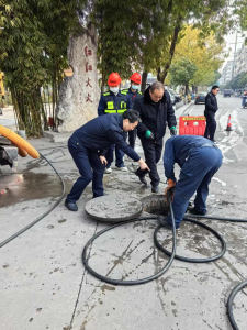管道“添堵”扰民心 城管清淤解民忧
