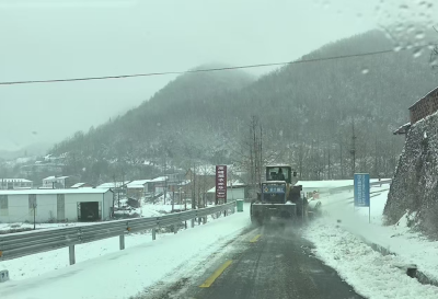 县交通部门闻雪而动保畅通